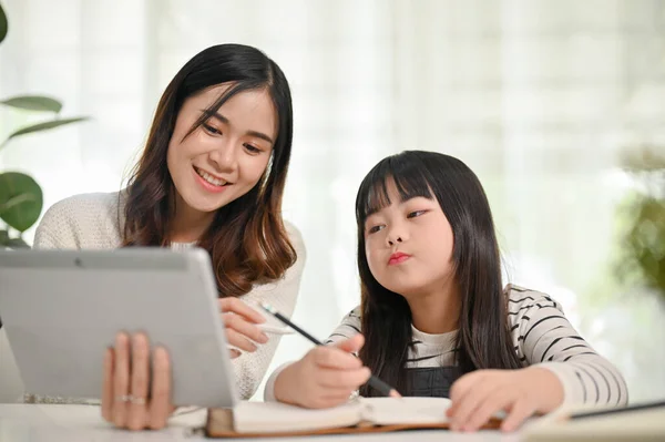 Vriendelijk Vriendelijk Jong Aziatisch Vrouwelijk Zus Onderwijs Wiskunde Naar Haar — Stockfoto