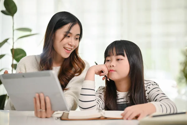 Snäll Och Vänlig Ung Asiatisk Kvinnlig Syster Som Undervisar Matte — Stockfoto