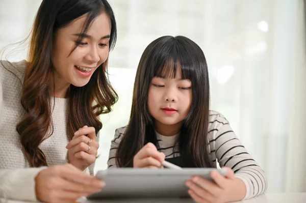 매력적 아시아인 어머니나 가정교사 가집에 소녀에게 태블릿으로 수학을 가르치는 베이비 — 스톡 사진