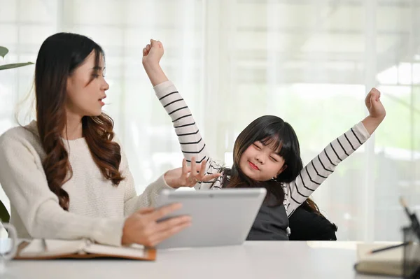 Lui Slaperig Klein Meisje Stretching Haar Handen Terwijl Studeren Wiskunde — Stockfoto