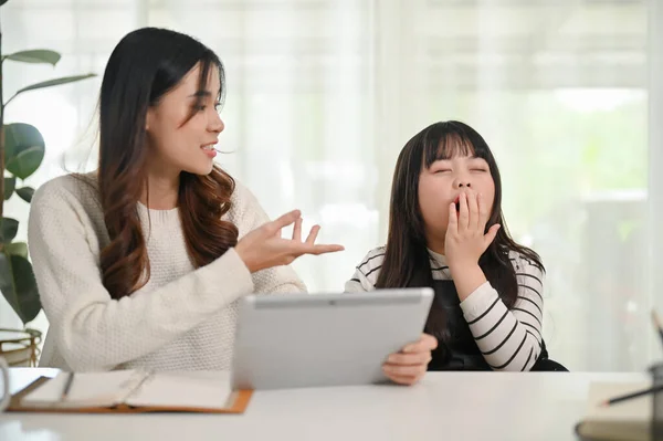 Söt Liten Asiatisk Flicka Täcker Munnen Gäspande Medan Hennes Mamma — Stockfoto