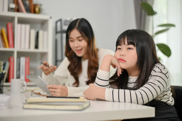 Luie Verveeld Jong Aziatisch Meisje Zit Aan Een Tafel Met — Stockfoto