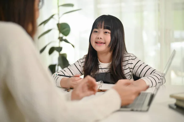 집에서 공부하고 스러운 아시아 소녀는 교사가 가르치는 질문을 — 스톡 사진