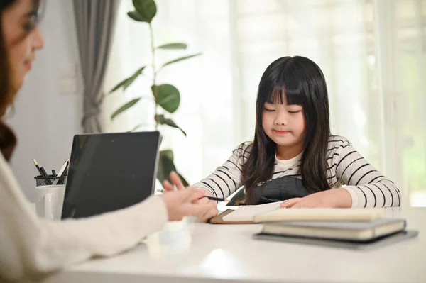 Søt Liten Asiatisk Jente Fokuserer Studere Mens Hennes Privatlærer Underviser – stockfoto