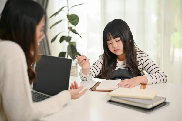 Uma Menina Asiática Adorável Concentra Estudar Enquanto Seu Tutor Privado — Fotografia de Stock