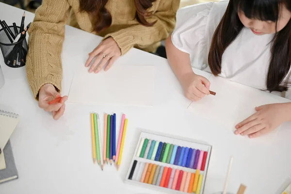 Widok Góry Miły Opiekuńczy Matka Pomaga Jej Córeczka Rysować Malować — Zdjęcie stockowe