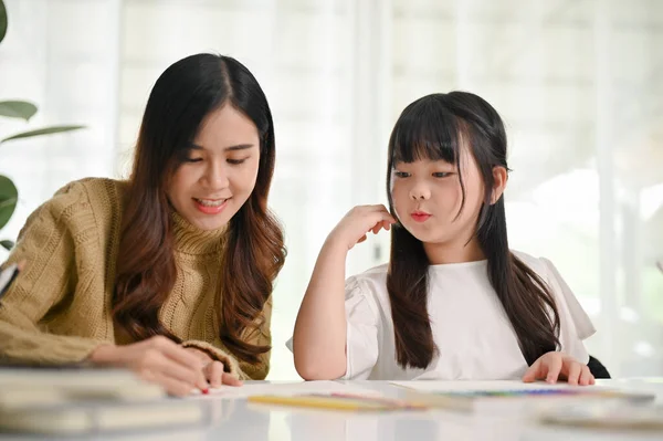Mooi Zorgzaam Aziatisch Zus Helpen Haar Zusje Naar Schilderen Met — Stockfoto