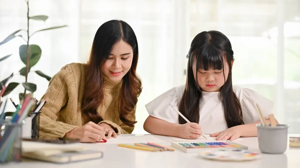 Aantrekkelijke Zorgzame Jonge Aziatische Zus Helpen Haar Zusje Tekenen Schilderen — Stockfoto