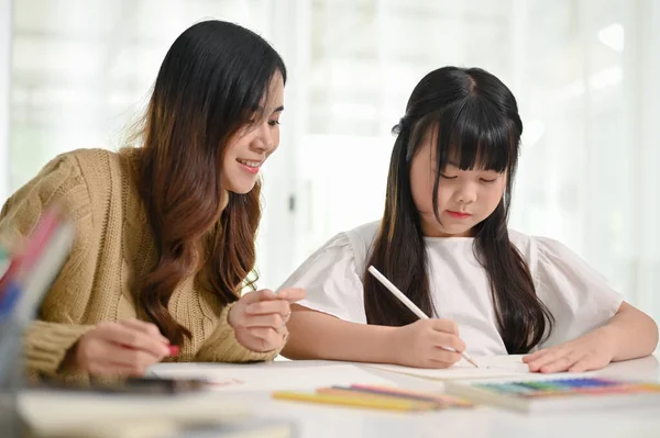 Muito Jovem Menina Asiática Concentra Desenhar Pintar Animais Bonitos Papel — Fotografia de Stock