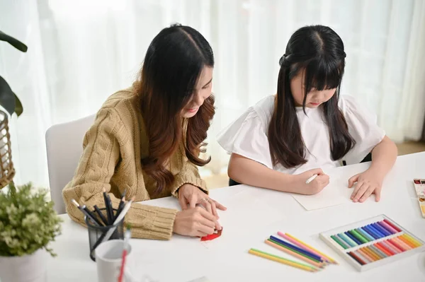 Schattig Jong Aziatisch Meisje Richt Zich Het Tekenen Schilderen Van — Stockfoto