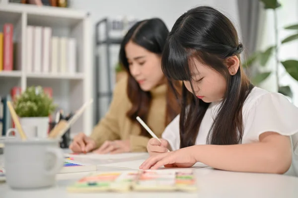 Søt Ung Asiatisk Jente Fokuserer Tegne Søte Dyr Papir Tilbringer – stockfoto
