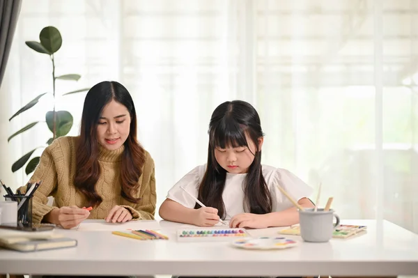 Uma Menina Asiática Adorável Focada Pintura Desenho Com Sua Mãe — Fotografia de Stock