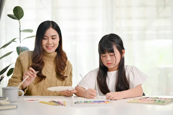 Gelukkig Mooi Jong Aziatisch Meisje Tekenen Schilderen Met Olie Pastel — Stockfoto