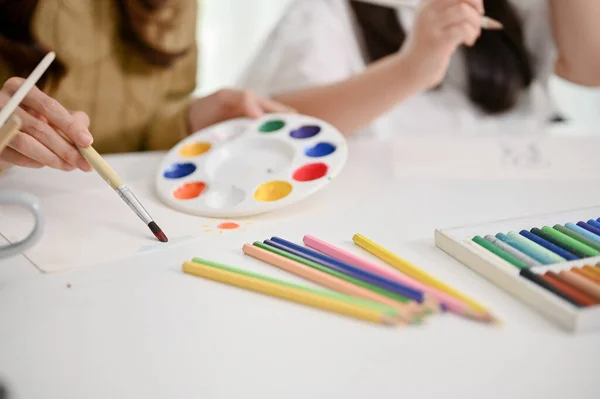 Zbliżenie Obrazu Azjatyckiej Mamy Uczącej Swoją Córeczkę Malować Malować Kolorem — Zdjęcie stockowe
