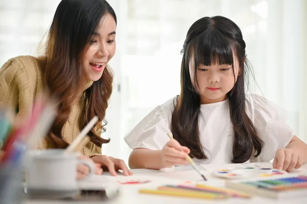 Bela Atraente Mãe Asiática Ajuda Sua Filhinha Com Coloração Papel — Fotografia de Stock