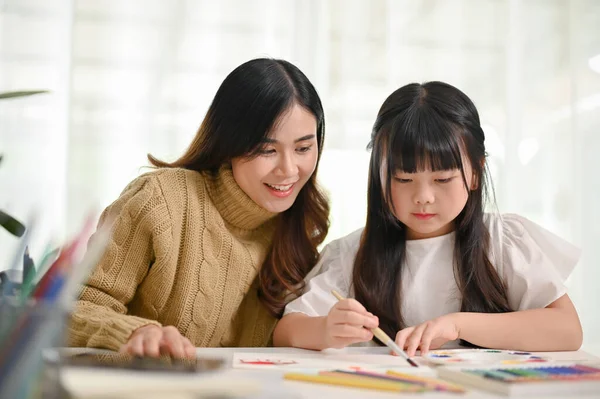 Gentil Carinhosa Mãe Asiática Ensinando Sua Filhinha Pintar Colorir Com — Fotografia de Stock