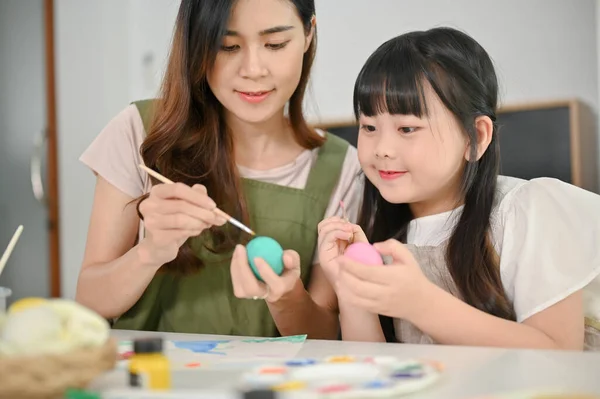 Zorgzame Vriendelijke Aziatische Mam Leren Haar Dochtertje Naar Verf Kleur — Stockfoto
