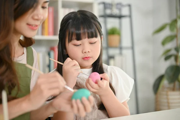Una Niña Asiática Bonita Centra Colorear Huevo Pascua Con Madre —  Fotos de Stock