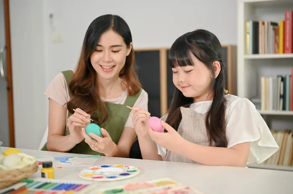 Una Hermosa Madre Asiática Está Enseñando Ayudando Hija Pintar Acuarelas —  Fotos de Stock