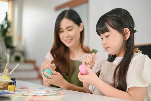 Una Chica Asiática Muy Joven Centra Pintar Huevo Pascua Con —  Fotos de Stock