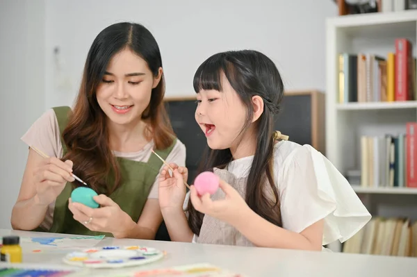 Vrolijk Gelukkig Jong Aziatisch Meisje Geniet Schilderen Paaseieren Met Haar — Stockfoto