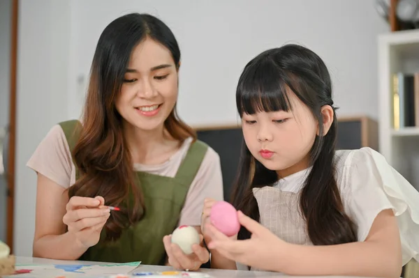 Aardige Zorgzame Aziatische Moeder Die Haar Dochtertje Helpt Met Het — Stockfoto