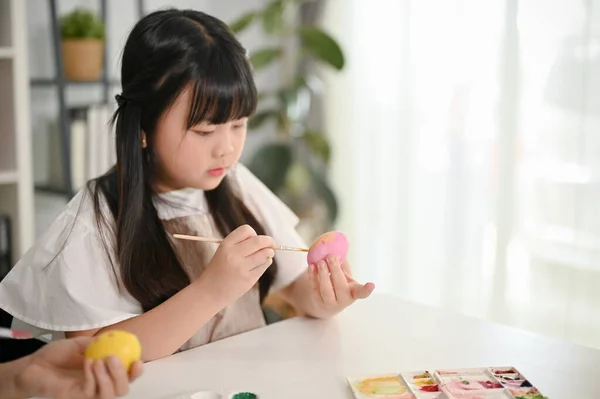 Uma Jovem Menina Asiática Adorável Concentra Pintar Ovo Páscoa Com — Fotografia de Stock