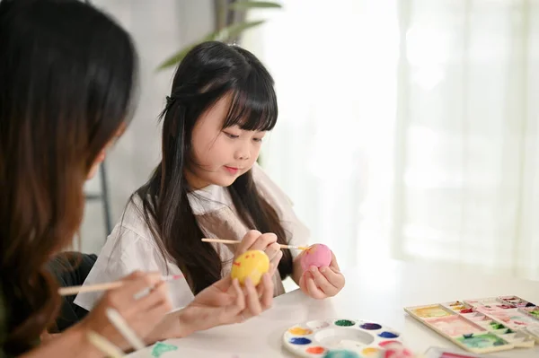 Söt Ung Asiatisk Flicka Fokuserar Att Måla Påskägg Med Akvareller — Stockfoto