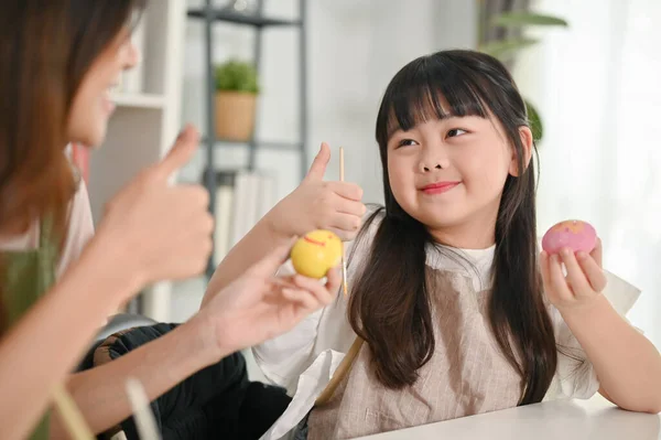 Glimlachen Schattig Jong Aziatisch Meisje Tonen Duim Tot Haar Moeder — Stockfoto