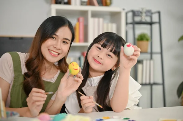 Sonriente Linda Joven Asiática Madre Mostrando Sus Huevos Pascua Pintando —  Fotos de Stock