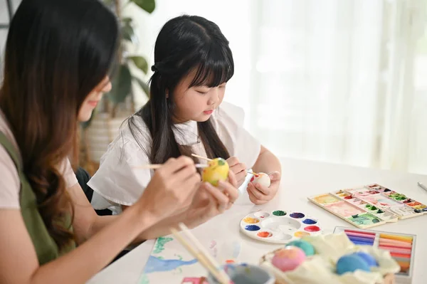 Uma Jovem Menina Asiática Fofa Concentra Pintar Ovos Páscoa Com — Fotografia de Stock