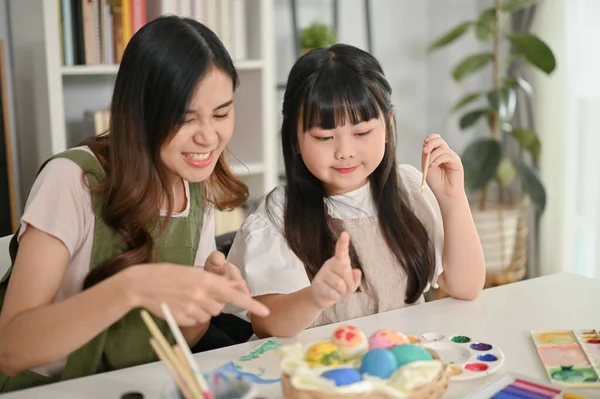 Zorgzame Vriendelijke Aziatische Moeder Helpt Haar Dochtertje Thuis Paaseieren Verven — Stockfoto
