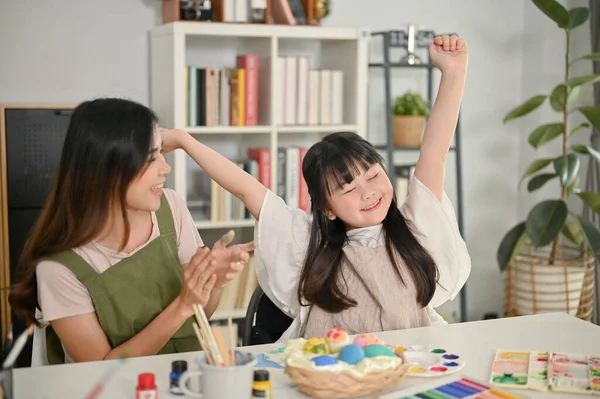 Feliz Chica Asiática Joven Está Teniendo Tiempo Maravilloso Con Madre —  Fotos de Stock