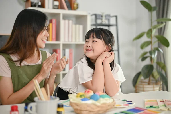Gelukkig Jong Aziatisch Meisje Haar Moeder Bereiden Paaseieren Voor Vakantie — Stockfoto