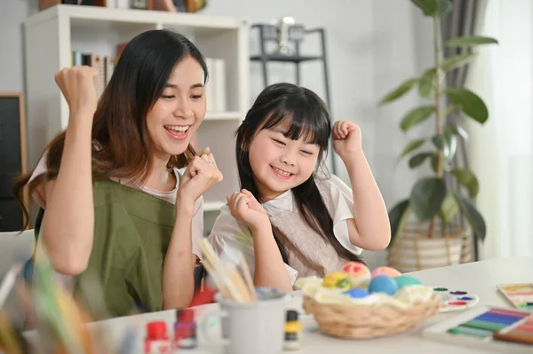 Vreugdevol Opgewonden Klein Aziatisch Meisje Geniet Van Het Schilderen Van — Stockfoto