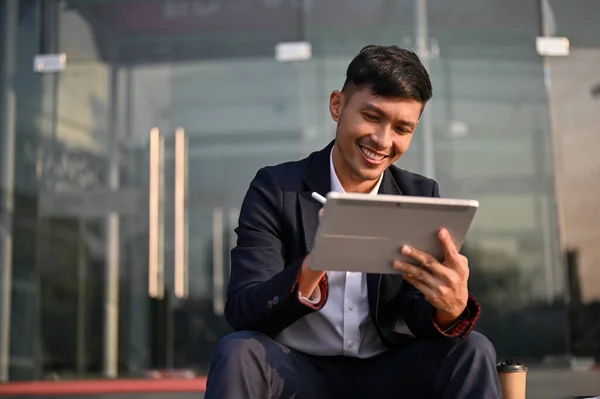 Knappe Duizendjarige Aziatische Zakenman Die Zijn Digitale Tablet Gebruikt Terwijl — Stockfoto