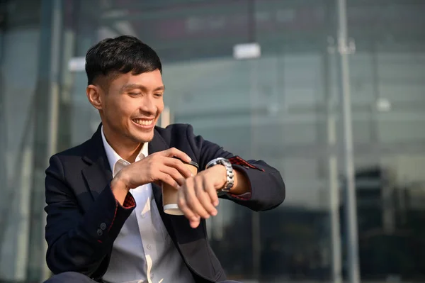 Feliz Sonriente Hombre Negocios Asiático Milenario Comprueba Hora Mirando Reloj — Foto de Stock