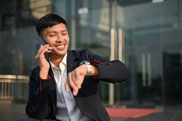 Atractivo Feliz Millennial Asiático Hombre Negocios Banquero Masculino Hablando Por — Foto de Stock