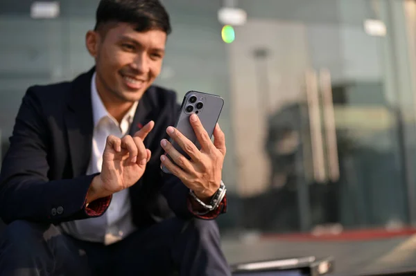 坐在公司大楼外的楼梯上 穿着正式西装的快乐千年亚洲商人用他的智能手机 Chat Text Message Social Media — 图库照片
