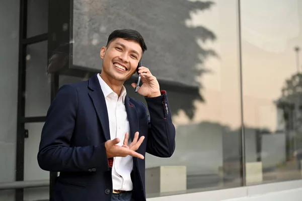 Leende Och Stilig Tusenårig Asiatisk Affärsman Kostym Pratar Telefon Med — Stockfoto