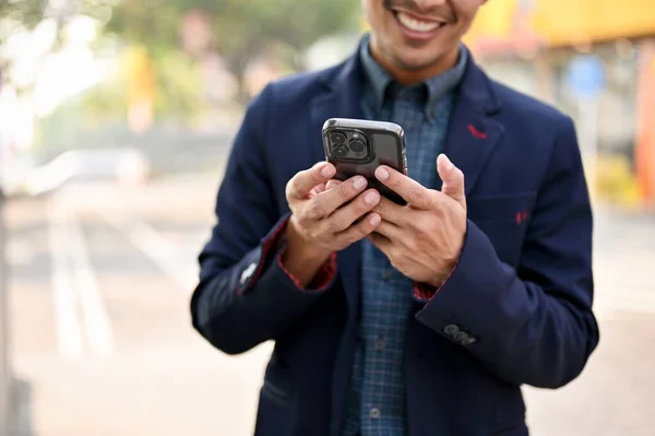 亚洲商人在城市散步时 用智能手机微笑而英俊的千年期亚洲商人的特写镜头 — 图库照片
