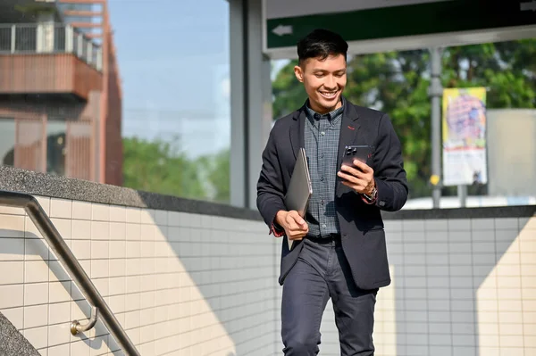 Ocupado Profesional Millennial Empresario Asiático Comprobar Los Mensajes Teléfono Inteligente — Foto de Stock