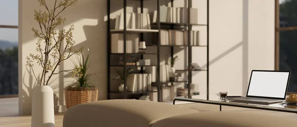 ベージュのソファ 観葉植物や装飾が施されたモダンな快適なリビングルームのモダンなコーヒーテーブルの上にノートパソコンの白いスクリーンモックアップ ホームワークスペースのコンセプト 3Dレンダリング 3Dイラスト — ストック写真