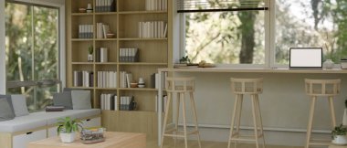 Pencere, tabure, ahşap kitap rafı, kanepe, sehpa ve dekora karşı dizüstü bilgisayarlı iç tasarım. 3d görüntüleme, 3d illüstrasyon
