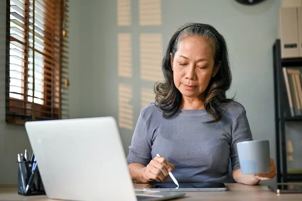 Professionelle Und Fokussierte Geschäftsfrau Asiatischen Alter Nutzt Ihr Digitales Tablet — Stockfoto