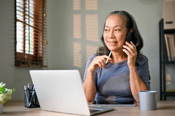Erfolgreiche Und Glückliche Geschäftsfrau Asiatischen Alter Telefoniert Mit Ihrem Geschäftspartner — Stockfoto
