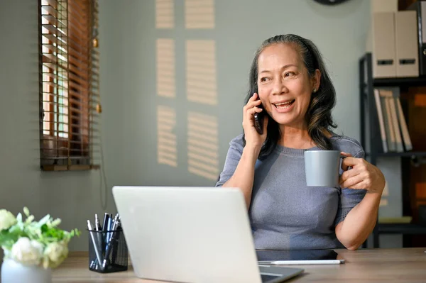 Fröhliche Und Attraktive Geschäftsfrau Asiatischen Alters Telefoniert Mit Jemandem Beim — Stockfoto