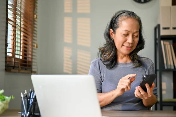 Eine Glückliche Und Attraktive Frau Asiatischen Alter Mit Ihrem Smartphone — Stockfoto