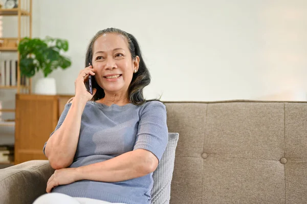 Šťastná Atraktivní Asijský Věk Důchodce Žena Ležérní Oblečení Mluvit Telefonu — Stock fotografie