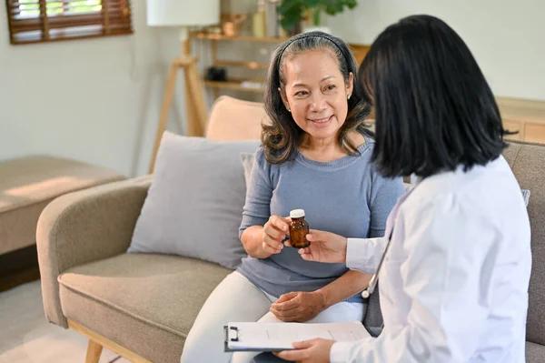 Heureuse Femme Âgée Asiatique Parlant Avec Son Médecin Nouveaux Médicaments — Photo